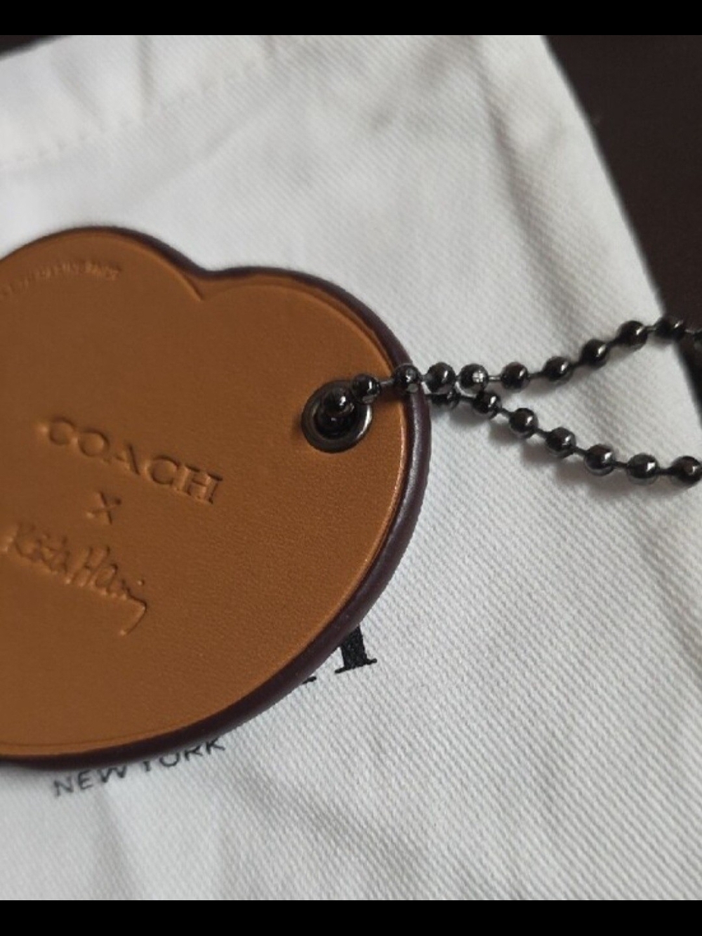 Coach × Keith Haring Collab Glitter Heart KeyChain/HangTag - Picture 5 of 7